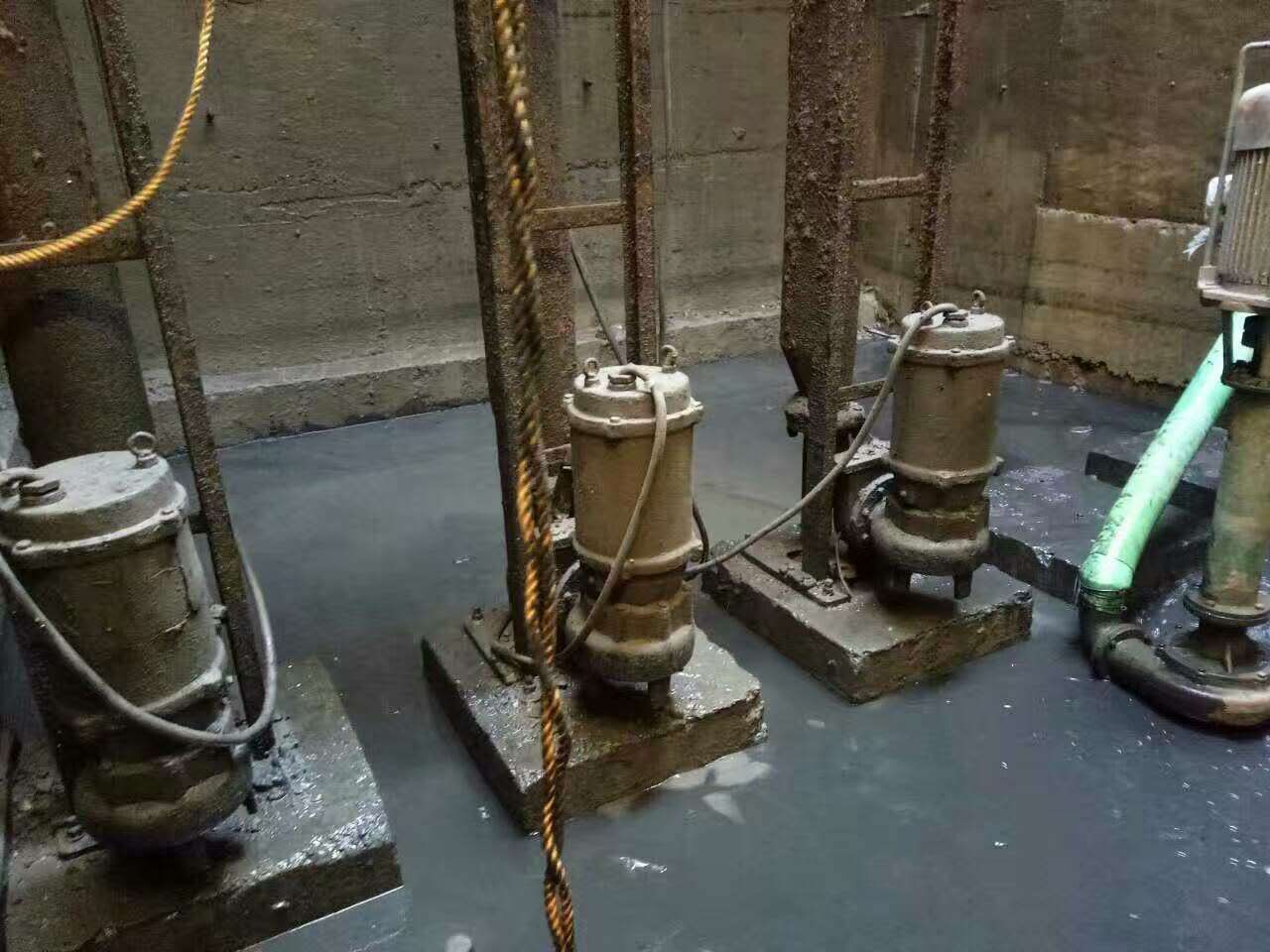 长坡镇污水池清理