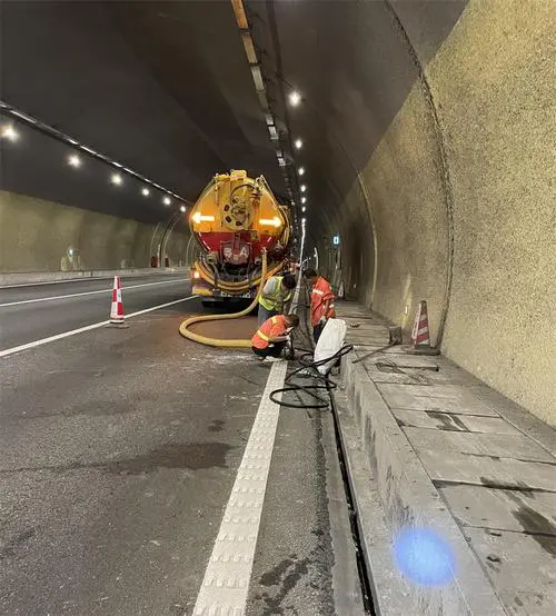 长坡镇隧道排水渠清淤